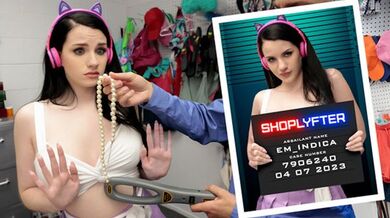 穿着迷你裙的丰满宝贝用印度大麻乳头操淫荡的保安人员